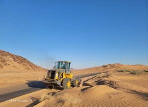 باشراف وزير الأشغال ومتابعة محافظ شبوة… تنفيذ أعمال إزاحة الرمال في طريق عتق – بيحان