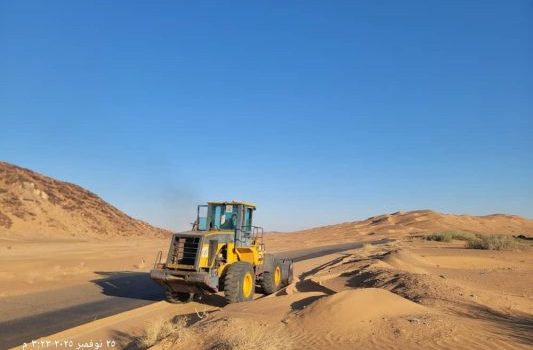 باشراف وزير الأشغال ومتابعة محافظ شبوة… تنفيذ أعمال إزاحة الرمال في طريق عتق – بيحان