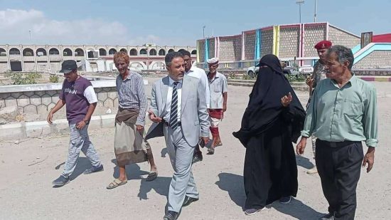 رئيس تنفيذية انتقالي أبين يتفقد ساحة الشهداء بزنجبار ويزور المسرح بعد إعادة تأهيله