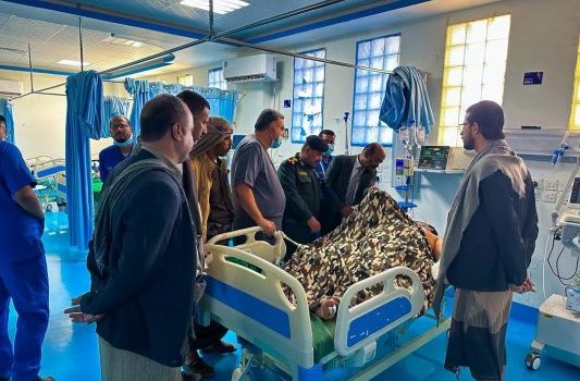 رئيس تنفيذية انتقالي شبوة يطمئن على صحة جريح الهجوم الإرهابي في المصينعة