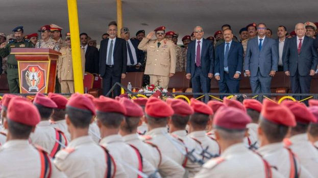 وزير الدفاع يشهد حفل تخرج الدفعة ٥٢ كلية حربية في العاصمة عدن