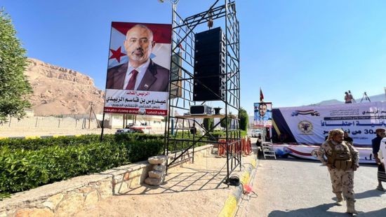 شباب الغضب يرفع صور الرئيس الزُبيدي في سيئون احتفالا بذكرى الاستقلال