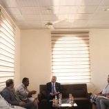 فريق التوجيه والرقابة الرئاسي يلتقي بمدير عام مديرية الغيضة لبحث سُبل تعزيز العمل الإداري والخدمي