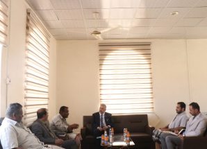 فريق التوجيه والرقابة الرئاسي يلتقي بمدير عام مديرية الغيضة لبحث سُبل تعزيز العمل الإداري والخدمي