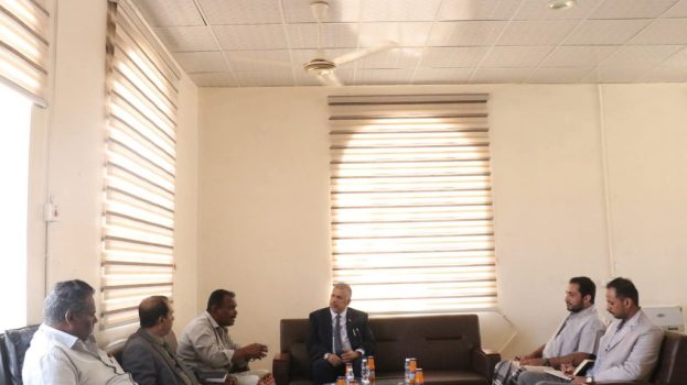 فريق التوجيه والرقابة الرئاسي يلتقي بمدير عام مديرية الغيضة لبحث سُبل تعزيز العمل الإداري والخدمي