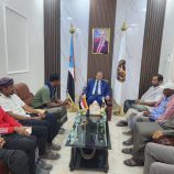 فريق التوجيه والرقابة الرئاسي يلتقي إدارة نادي الجزع الثقافي الرياضي بمديرية الغيضة