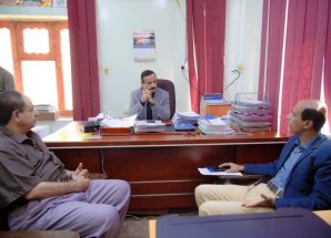 المحافظ بن الوزير يطلع على سير العملية التعليمية ويوجّه بتقديم راتب شهر أغسطس لموظفي التربية بالمحافظة