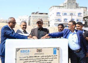 المحافظ بن ماضي يضع حجر الأساس لمشروع “دار الإيواء” بالمكلا بتكلفة 374 ألف دولار