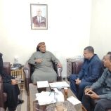 محافظ سقطرى يناقش مع الهيئة العامة للشؤون البحرية جهود التخلص من الباخرة الجانحة “جلف دوف”