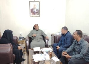 محافظ سقطرى يناقش مع الهيئة العامة للشؤون البحرية جهود التخلص من الباخرة الجانحة “جلف دوف”