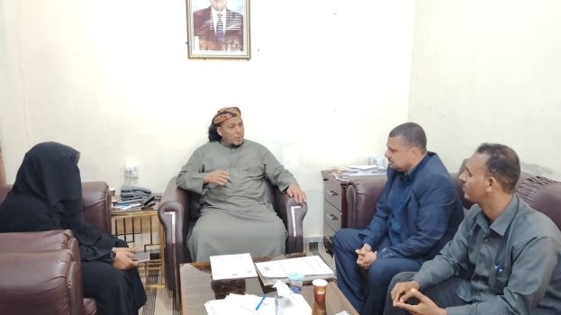 محافظ سقطرى يناقش مع الهيئة العامة للشؤون البحرية جهود التخلص من الباخرة الجانحة “جلف دوف”