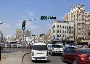 شرطة السير بعدن تدشّن التشغيل التجريبي للإشارات الضوئية في جولة القاهرة