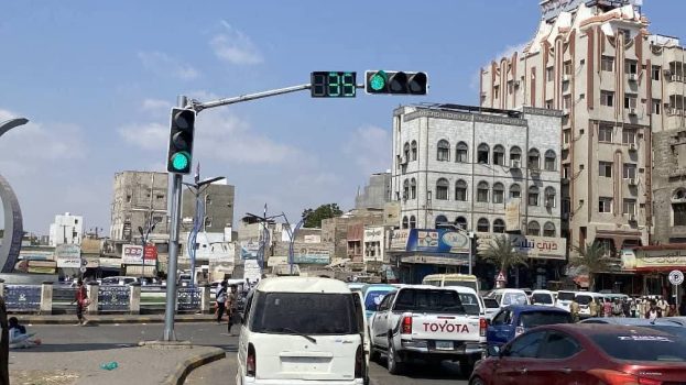 شرطة السير بعدن تدشّن التشغيل التجريبي للإشارات الضوئية في جولة القاهرة