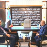 الرئيس الزُبيدي يلتقي محافظ حضرموت الجديد سالم الخنبشي