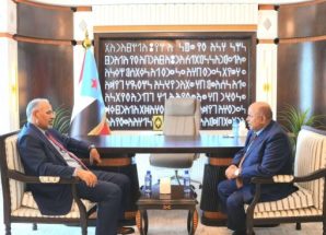 الرئيس الزُبيدي يلتقي محافظ حضرموت الجديد سالم الخنبشي