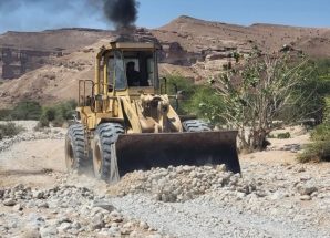 شبوة: تنفيذاً لتوجيهات المحافظ بن الوزير.. صندوق صيانة الطرق يبدأ إصلاح أضرار السيول في وادي جردان