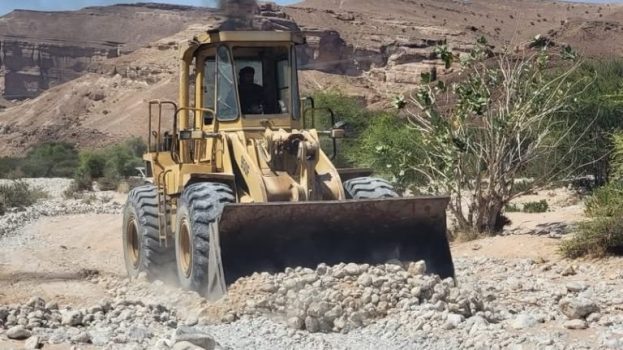 شبوة: تنفيذاً لتوجيهات المحافظ بن الوزير.. صندوق صيانة الطرق يبدأ إصلاح أضرار السيول في وادي جردان