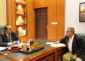 محافظ حضرموت يبحث مع مدير صندوق الرعاية الاجتماعية مستوى الإنجاز لعام 2024 وخطط 2025