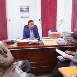 المحافظ بن الوزير يستعرض مع إدارة جمعية رعاية المعاقين التصاميم والدراسات الفنية لمبنى الجمعية في شبوة