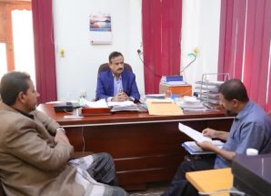 المحافظ بن الوزير يستعرض مع إدارة جمعية رعاية المعاقين التصاميم والدراسات الفنية لمبنى الجمعية في شبوة