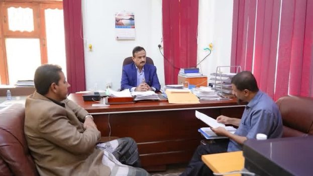 المحافظ بن الوزير يستعرض مع إدارة جمعية رعاية المعاقين التصاميم والدراسات الفنية لمبنى الجمعية في شبوة