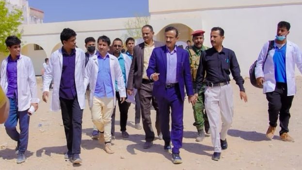 شبوة: المحافظ بن الوزير يتفقد سير الدراسة في معهد أمين ناشر للعلوم الصحية بمدينة عتق