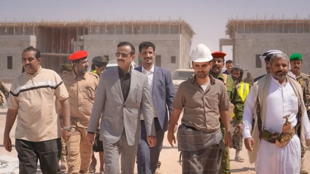 المحافظ بن الوزير يشيد بمستوى الإنجاز في مشروع مبنى كلية الطب بجامعة شبوة