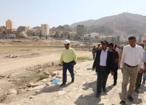 محافظ حضرموت يتفقد العمل بمشروع المرحلة الثانية لخور المكلا التي قاربت الـ 70% ويوجّه بإزالة العوائق التي تعترض سرعة الانجاز