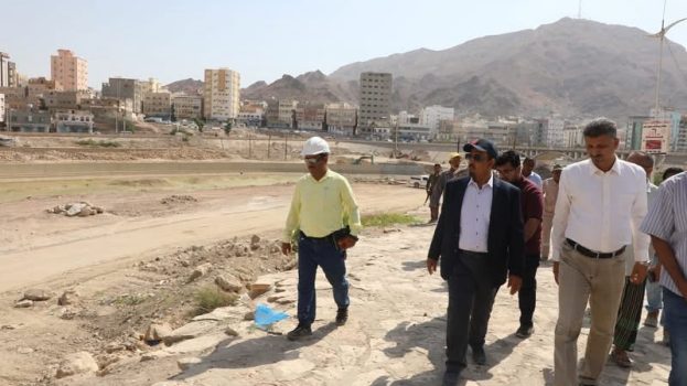 محافظ حضرموت يتفقد العمل بمشروع المرحلة الثانية لخور المكلا التي قاربت الـ 70% ويوجّه بإزالة العوائق التي تعترض سرعة الانجاز