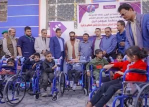 المحافظ بن الوزير يدشن توزيع 442 كرسيًا متحركًا للطلاب من ذوي الإعاقة.