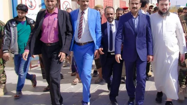 المحافظ بن الوزير يدشن مخيم أمراض وجراحة العيون ويرحب بإقامة مخيم الشفة الأرنبية