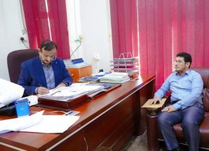 شبوة: المحافظ بن الوزير يصادق على ثلاثة عقود لمشاريع صيانة الطرق والجسور ويشدد على تكامل الجهود والالتزام بالمواصفات الفنية