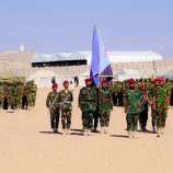 قوات دفاع شبوة تحتفل بتخريج اللواء الثامن وتستعرض جاهزيته القتالية 