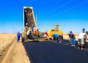 شبوة: الأمين العام يدشّن أعمال الأسفلت في مشروع توسعة المدخل الغربي لمدينة عتق بتمويل محلي