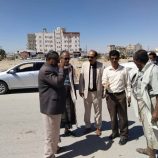 شبوة: برئاسة الوكيل الدغاري.. فريق حكومي ينفذ نزولًا ميدانيًا لتقييم أعمال رفع مخلفات البناء بمدينة عتق