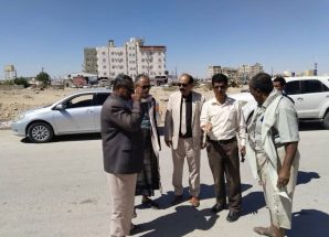 شبوة: برئاسة الوكيل الدغاري.. فريق حكومي ينفذ نزولًا ميدانيًا لتقييم أعمال رفع مخلفات البناء بمدينة عتق