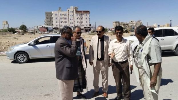 شبوة: برئاسة الوكيل الدغاري.. فريق حكومي ينفذ نزولًا ميدانيًا لتقييم أعمال رفع مخلفات البناء بمدينة عتق