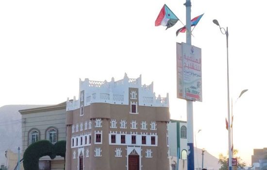 انتقالي سيئون يرفع أعلام الجنوب العربي في شوارع سيئون استعداداً لفعالية 30 نوفمبر