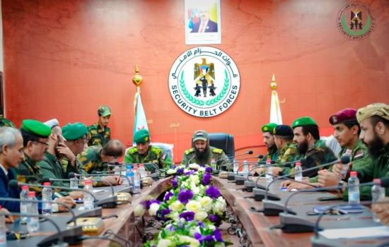 العميد الوالي يترأس اجتماعا بقيادات الحزام الأمني ويشيد بالأداء المتميز في العرض العسكري