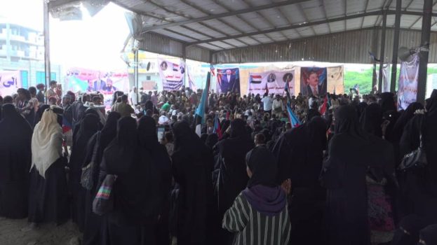 تواصل الاعتصام المفتوح في أبين بحضور فريق التوجيه والرقابة الرئاسي وقيادة الانتقالي