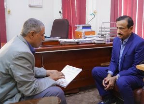 المحافظ بن الوزير يوجّه بدعم مؤسسة المياه بـ70 ألف دولار لتشغيل آبار جديدة بحقل الشبكة وتعزيز إمدادات مدينة عتق بالمياه