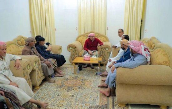 الكثيري يلتقي عدداً من مشايخ وأعيان وادي وصحراء حضرموت ويؤكد أهمية تماسك الجبهة الداخلية