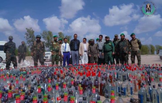 بإشراف العميد الوالي والنيابة العامة.. إدارة مكافحة المخدرات بقوات الحزام الأمني تتلف كمية كبيرة من الخمور المستوردة