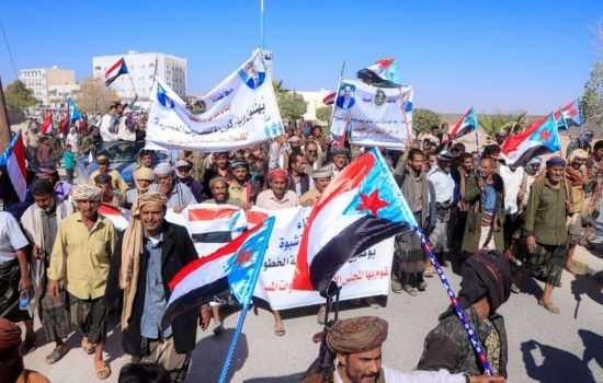 انتقالي شبوة ينظم مسيرة جماهيرية احتفالًا بانتصارات القوات الجنوبية في عارين وحضرموت