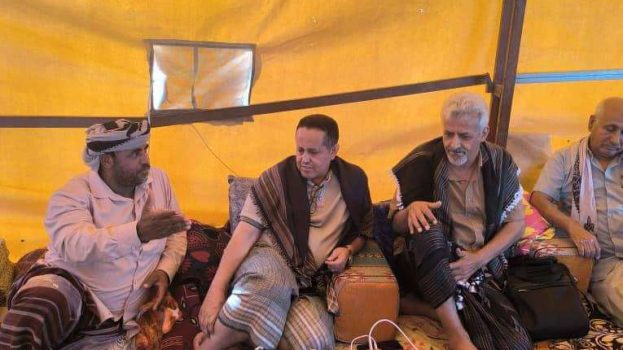 فريق التوجيه والرقابة الرئاسي وانتقالي لحج يؤدون واجب العزاء لأسرة الشهيد عبد الوكيل الحوشبي