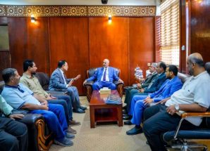 الرئيس الزُبيدي يتفقد سير العمل بديوان عام وزارة الزراعة والري والثروة السمكية وقطاعاتها