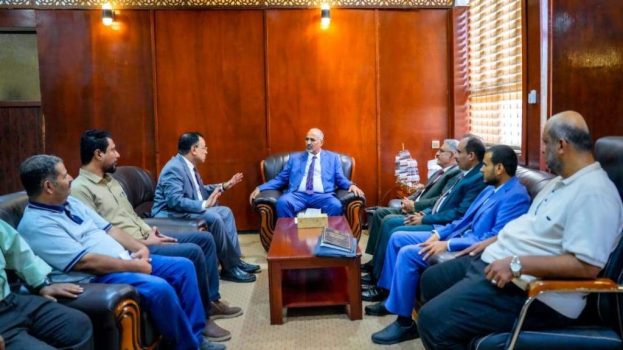 الرئيس الزُبيدي يتفقد سير العمل بديوان عام وزارة الزراعة والري والثروة السمكية وقطاعاتها