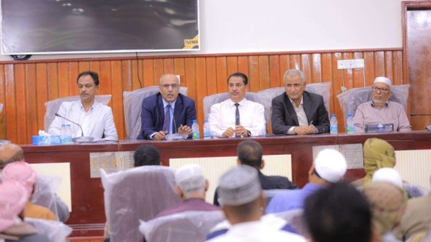 الكثيري يترأس لقاء موسعا بالمكتب التنفيذي وعقال الحارات والشخصيات الاجتماعية بسيئون