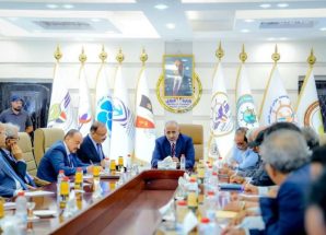 الرئيس الزُبيدي يبحث سُبل تطوير البنية التحتية لقطاع النقل