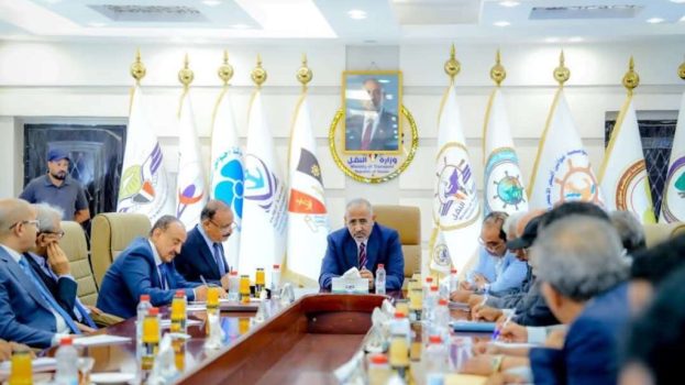 الرئيس الزُبيدي يبحث سُبل تطوير البنية التحتية لقطاع النقل